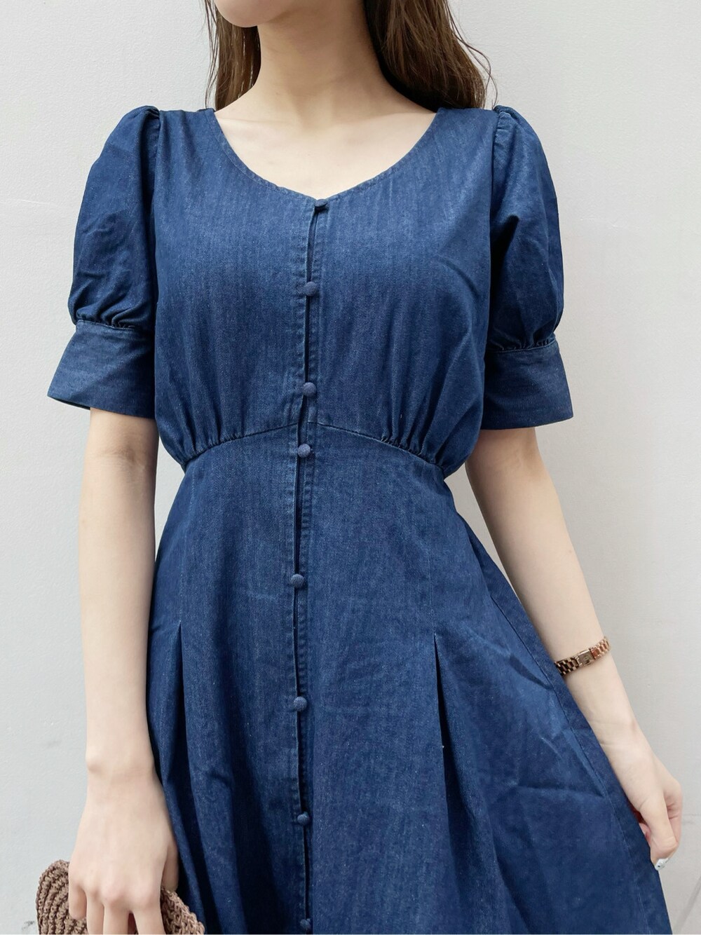 ブルー系のワンピース、ブラウン系のサンダル、ブラウン系のハットを着用したレディースの春コーディネートの5枚目の写真