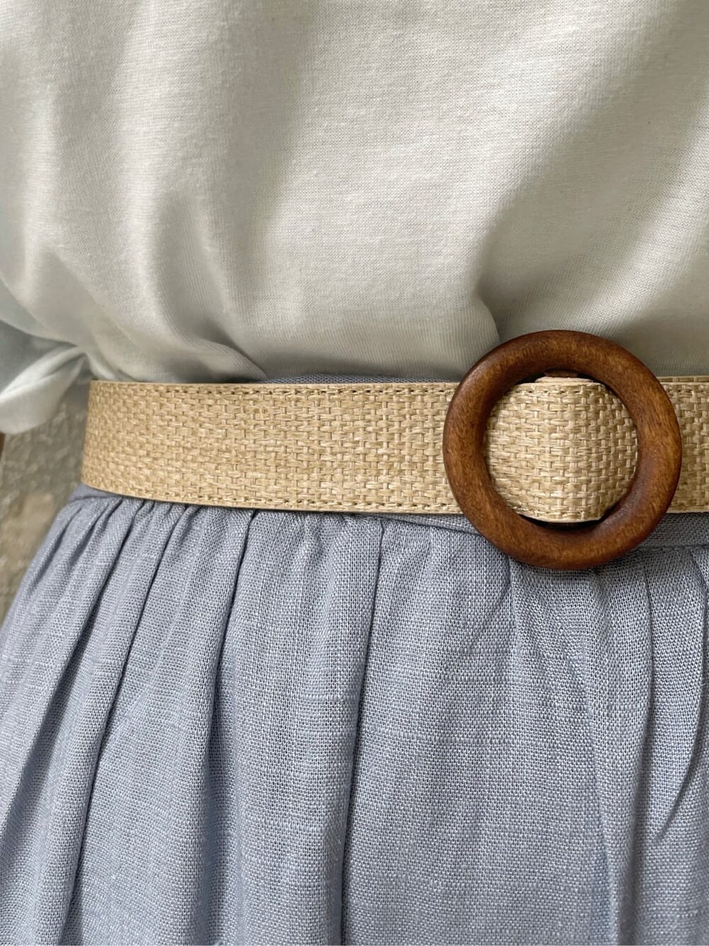 ブルー系のスカート、その他のサンダル、ブルー系のTシャツ/カットソーを着用したレディースの夏コーディネートの8枚目の写真