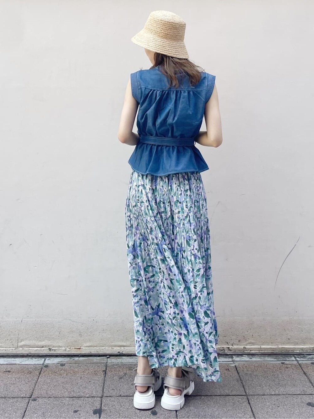 ブルー系のスカート、ベージュ系のサンダル、ブルー系のシャツ/ブラウスを着用したレディースの夏コーディネートの2枚目の写真