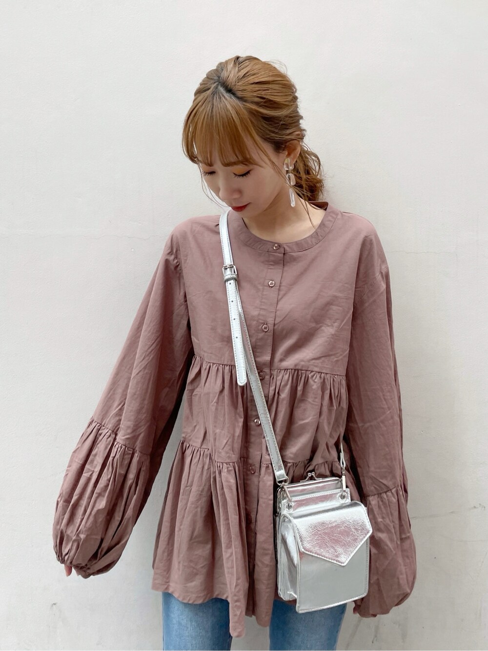 シルバー系のショルダーバッグ、ブルー系のデニムパンツ、ブラウン系のシャツ/ブラウスを着用したレディースの春コーディネートの4枚目の写真