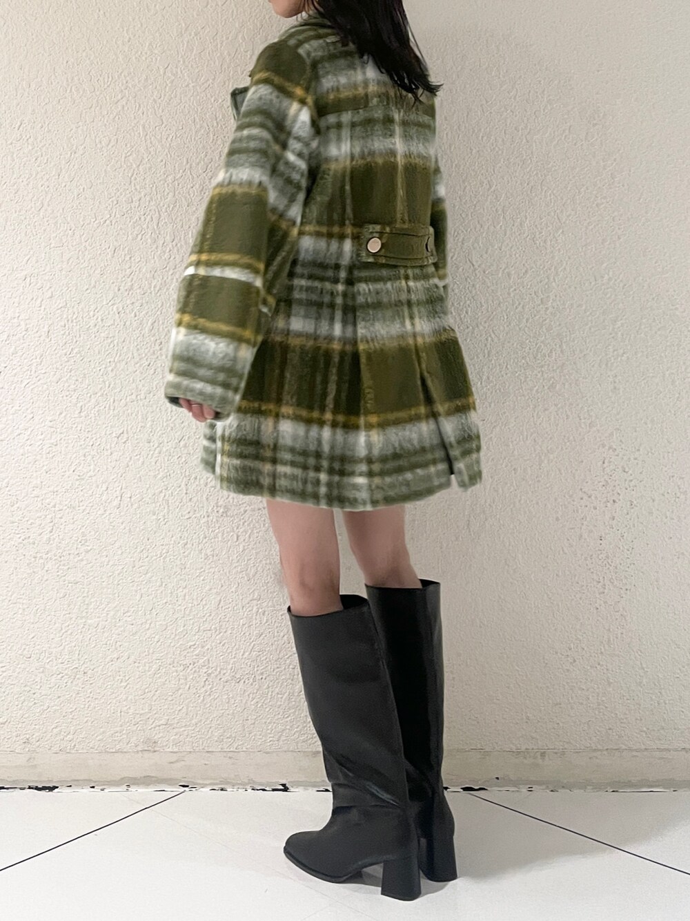 グリーン系のその他アウター、ブラック系のブーツを着用したレディースの秋コーディネートの5枚目の写真