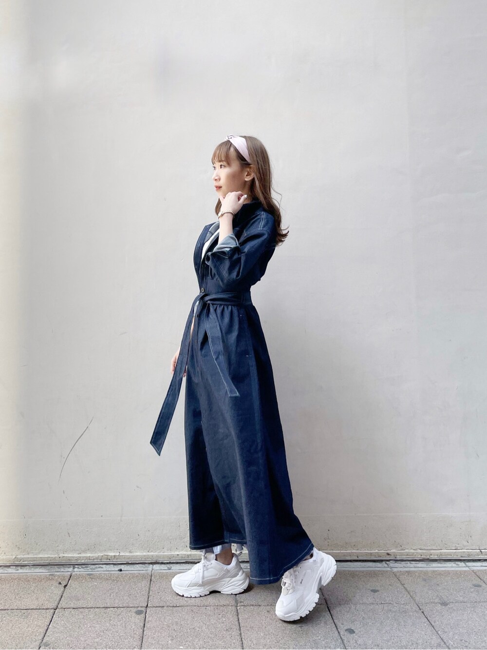ブルー系のワンピース、ブルー系のスカート、ホワイト系のスニーカーを着用したレディースの春コーディネートの5枚目の写真