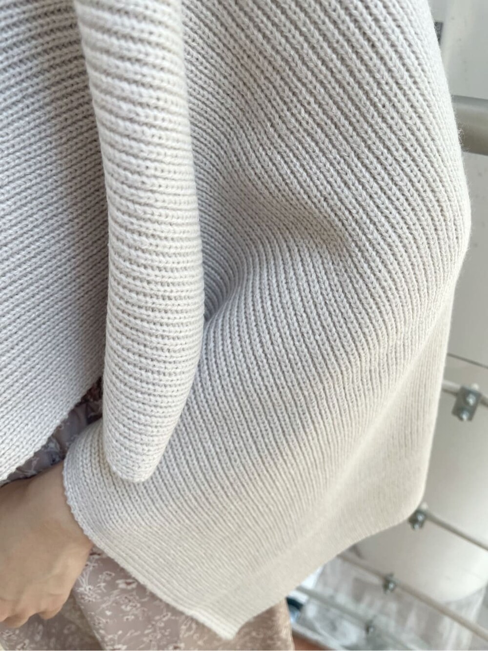 ピンク系のワンピース、ベージュ系のニット/セーター、ベージュ系のハンドバッグを着用したレディースの秋コーディネートの8枚目の写真