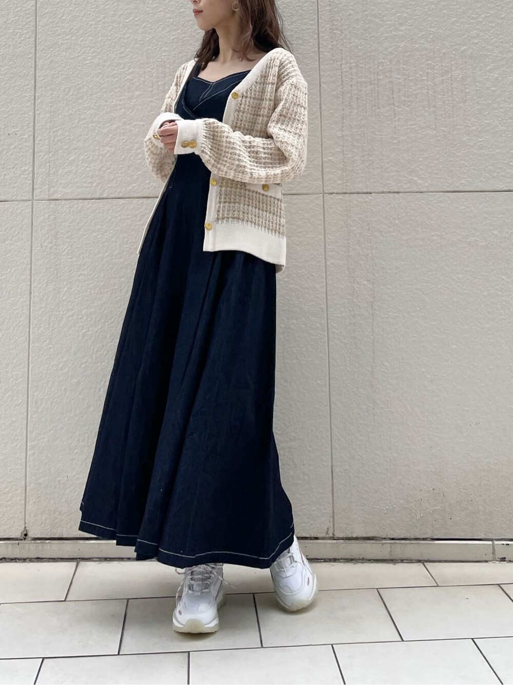 ピンク系のスニーカー、ブルー系のワンピース、ベージュ系のカーディガン/ボレロを着用したレディースの冬コーディネートの3枚目の写真