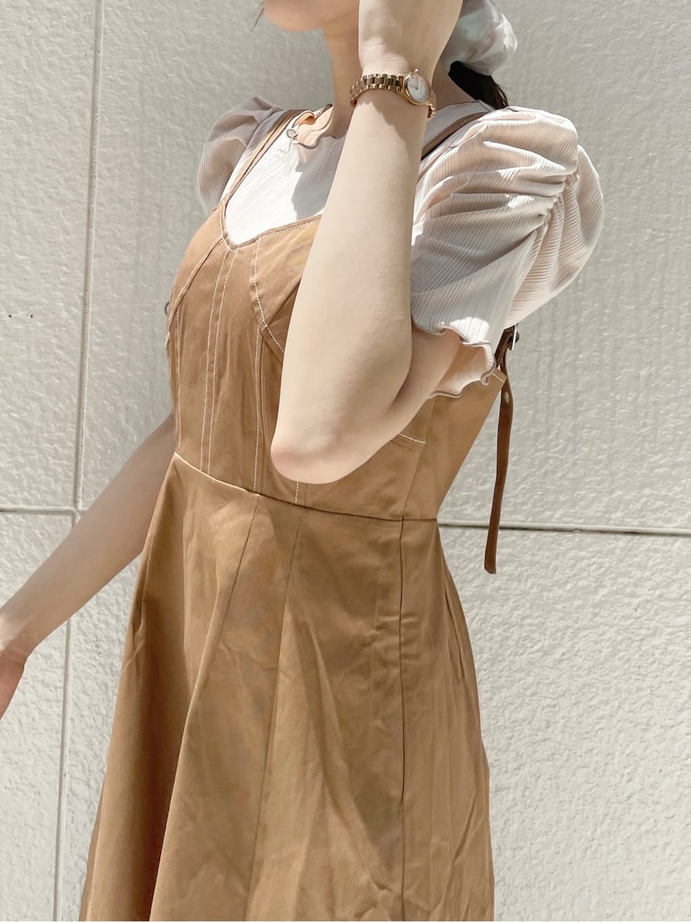 ブラウン系のワンピース、その他のサンダル、ホワイト系のTシャツ/カットソーを着用したレディースの夏コーディネートの5枚目の写真