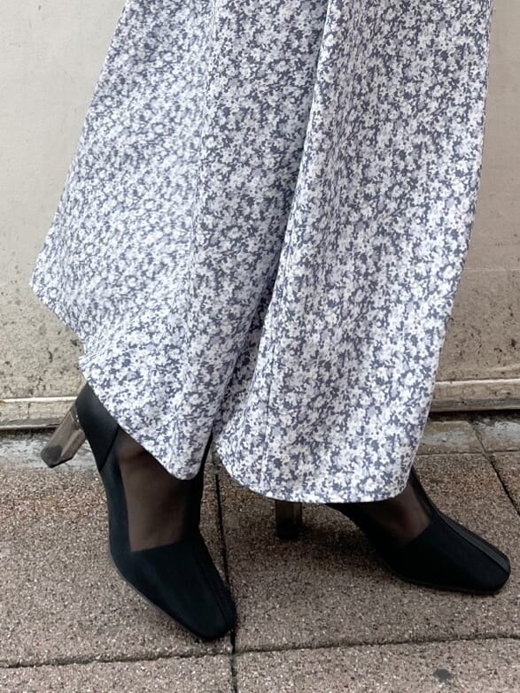 ベージュ系のトレンチコート、ブルー系のワンピース、ブラック系のブーツを着用したレディースの冬コーディネートの10枚目の写真