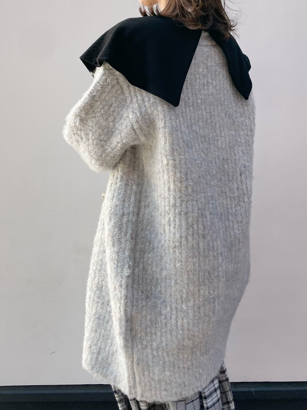 ブルー系のカーディガン/ボレロ、グレー系のワンピース、ブラック系のブーツを着用したレディースの冬コーディネートの5枚目の写真