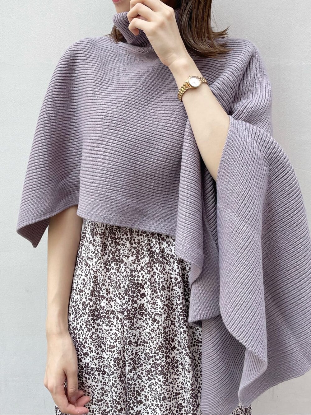 ブラウン系のワンピース、ベージュ系のブーツ、パープル系のニット/セーターを着用したレディースの秋コーディネートの5枚目の写真