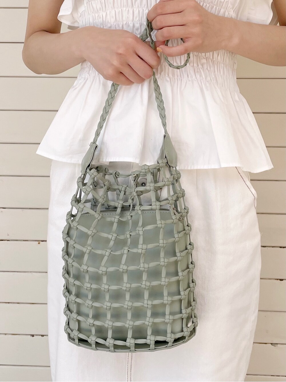 ホワイト系のシャツ/ブラウス、グリーン系のショルダーバッグ、ホワイト系のスカートを着用したレディースの春コーディネートの10枚目の写真