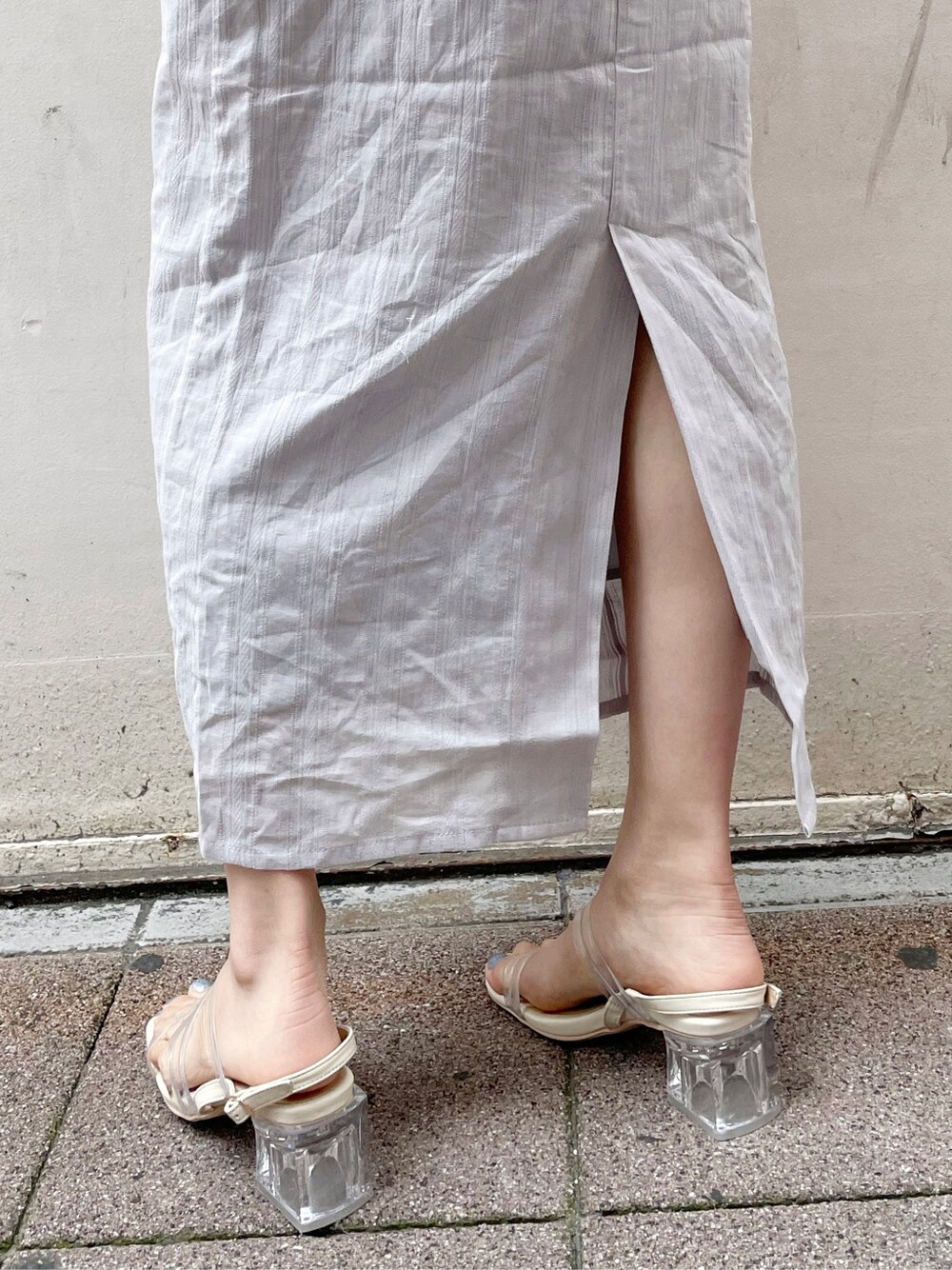 ブルー系のワンピース、その他のサンダルを着用したレディースの春コーディネートの10枚目の写真