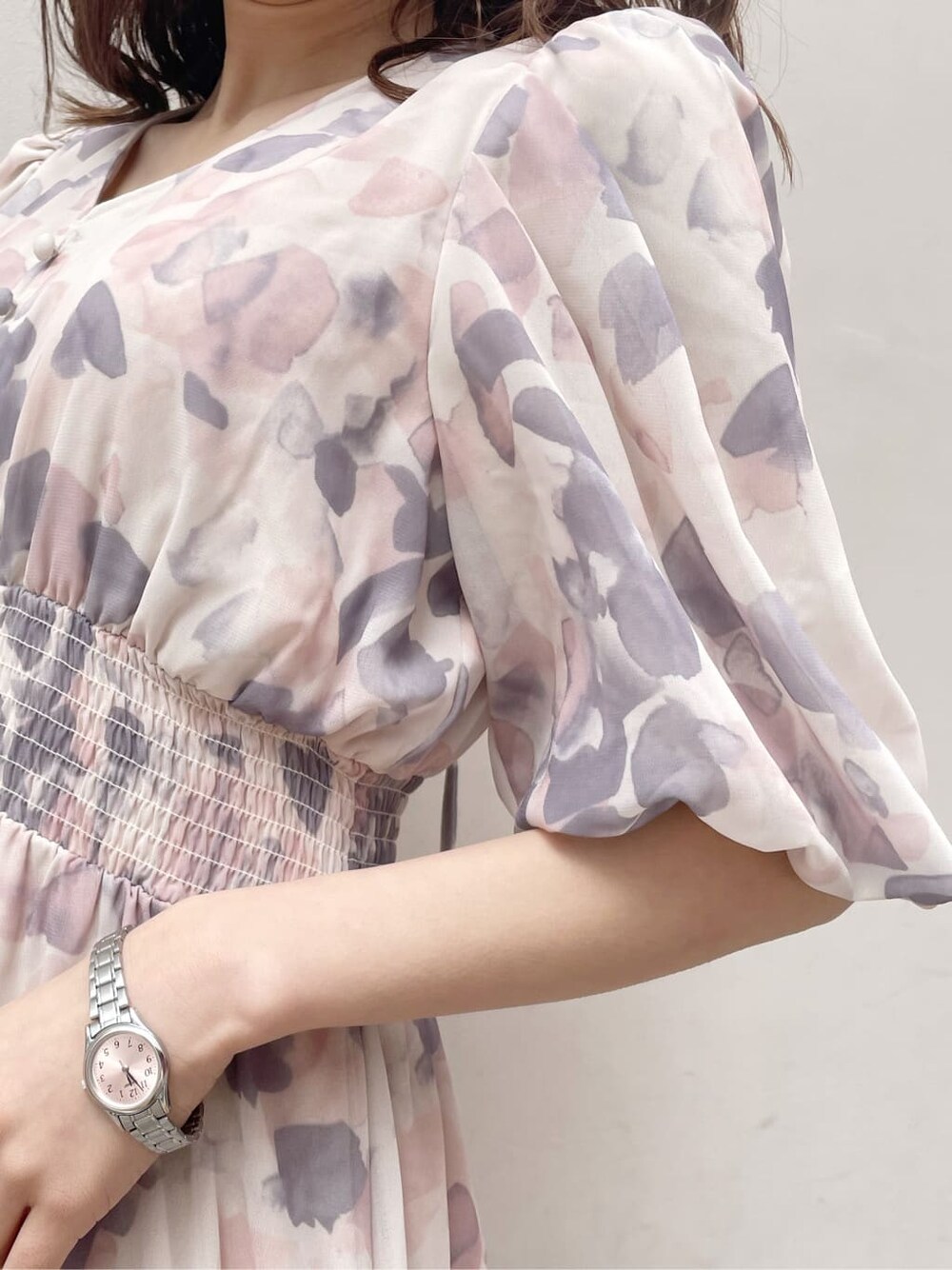 ピンク系のワンピース、ベージュ系のシャツ/ブラウス、ホワイト系のパンプスを着用したレディースの春コーディネートの6枚目の写真