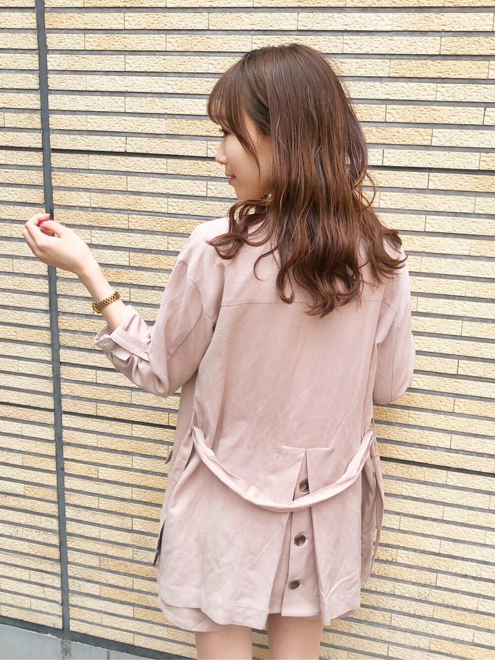 ベージュ系のテーラードジャケット、ベージュ系のその他パンツ、ホワイト系のTシャツ/カットソーを着用したレディースの春コーディネートの2枚目の写真