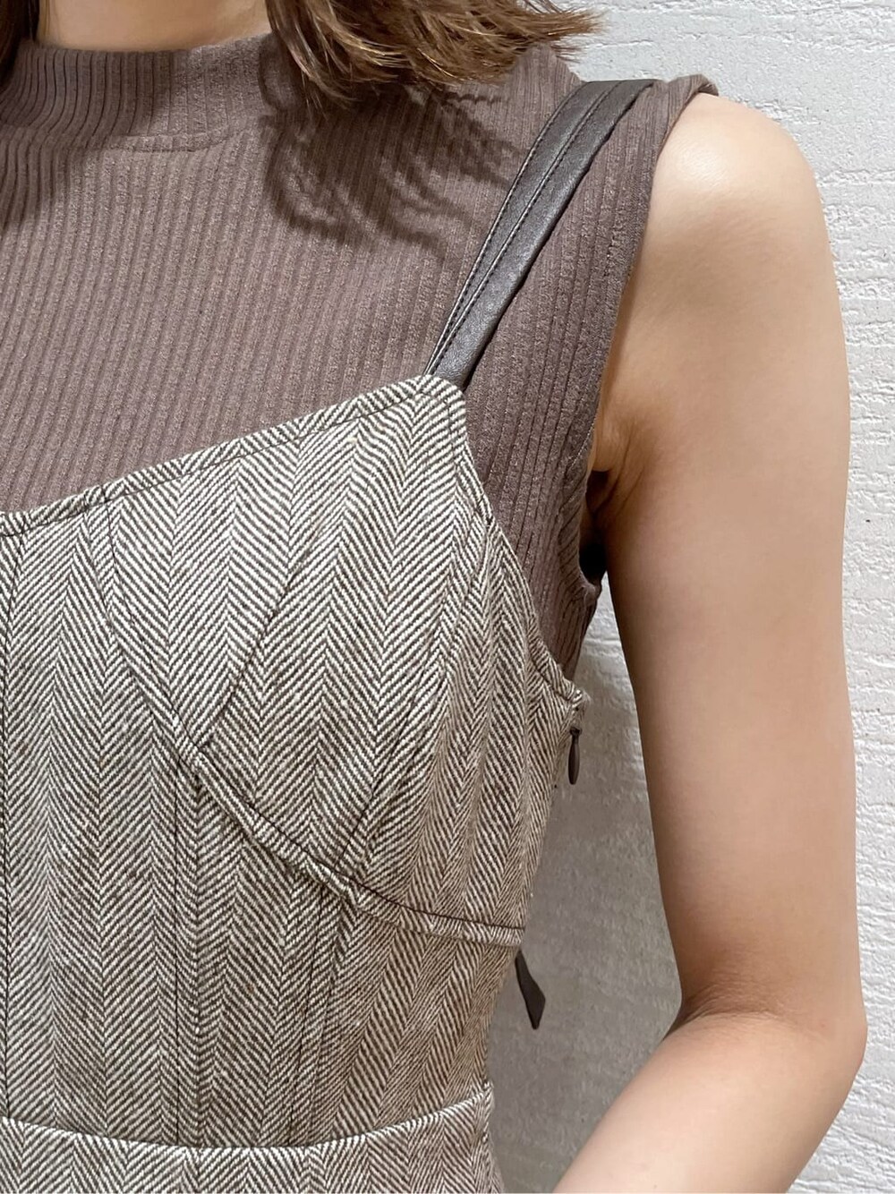 ベージュ系のTシャツ/カットソー、ブラウン系のワンピースを着用したレディースの夏コーディネートの8枚目の写真