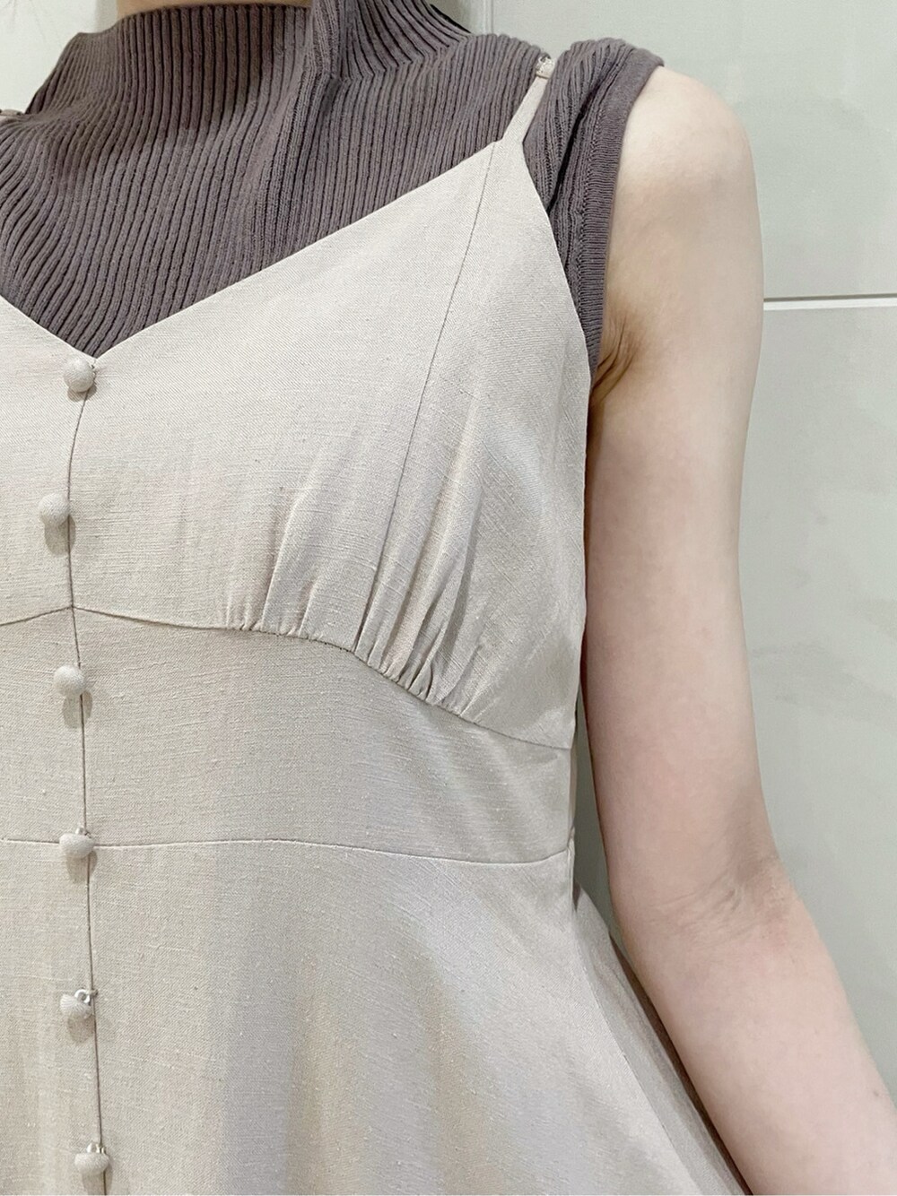 ベージュ系のワンピース、その他のサンダル、ベージュ系のニット/セーターを着用したレディースの春コーディネートの7枚目の写真