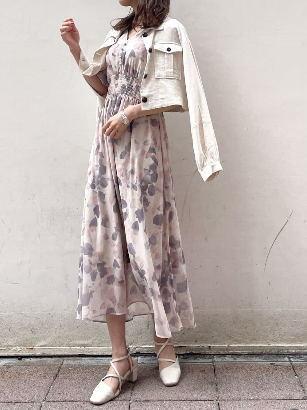 ピンク系のワンピース、ベージュ系のシャツ/ブラウス、ホワイト系のパンプスを着用したレディースの春コーディネートの2枚目の写真