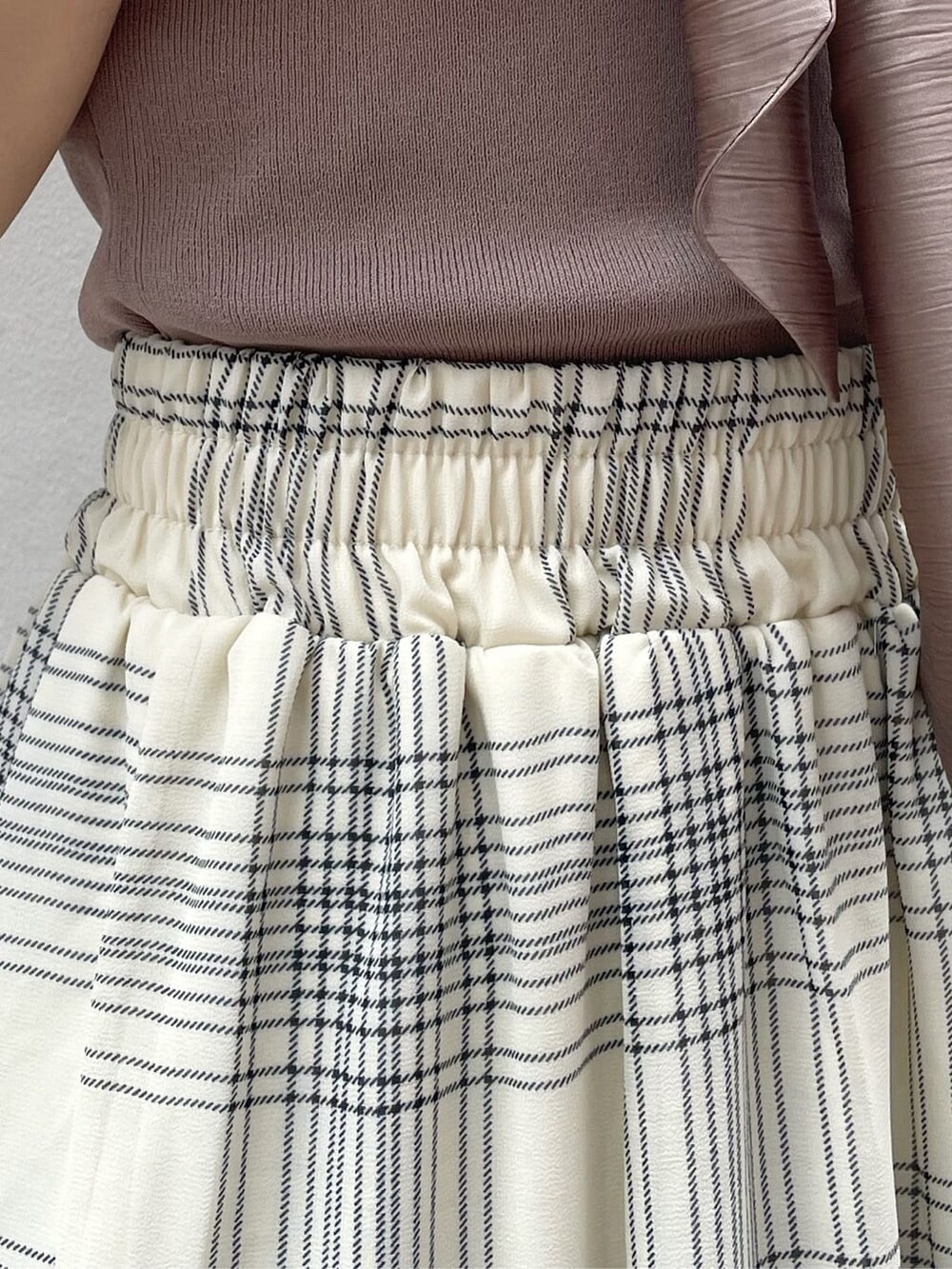 ブラウン系のサンダル、ベージュ系のニット/セーターを着用したレディースの夏コーディネートの10枚目の写真