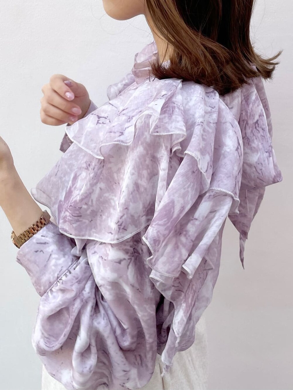 ブラック系のブーツ、ホワイト系のスカート、パープル系のシャツ/ブラウスを着用したレディースの秋コーディネートの6枚目の写真