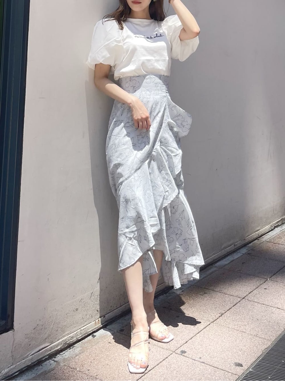 パープル系のサンダル、グレー系のスカート、ホワイト系のTシャツ/カットソーを着用したレディースの夏コーディネートの4枚目の写真