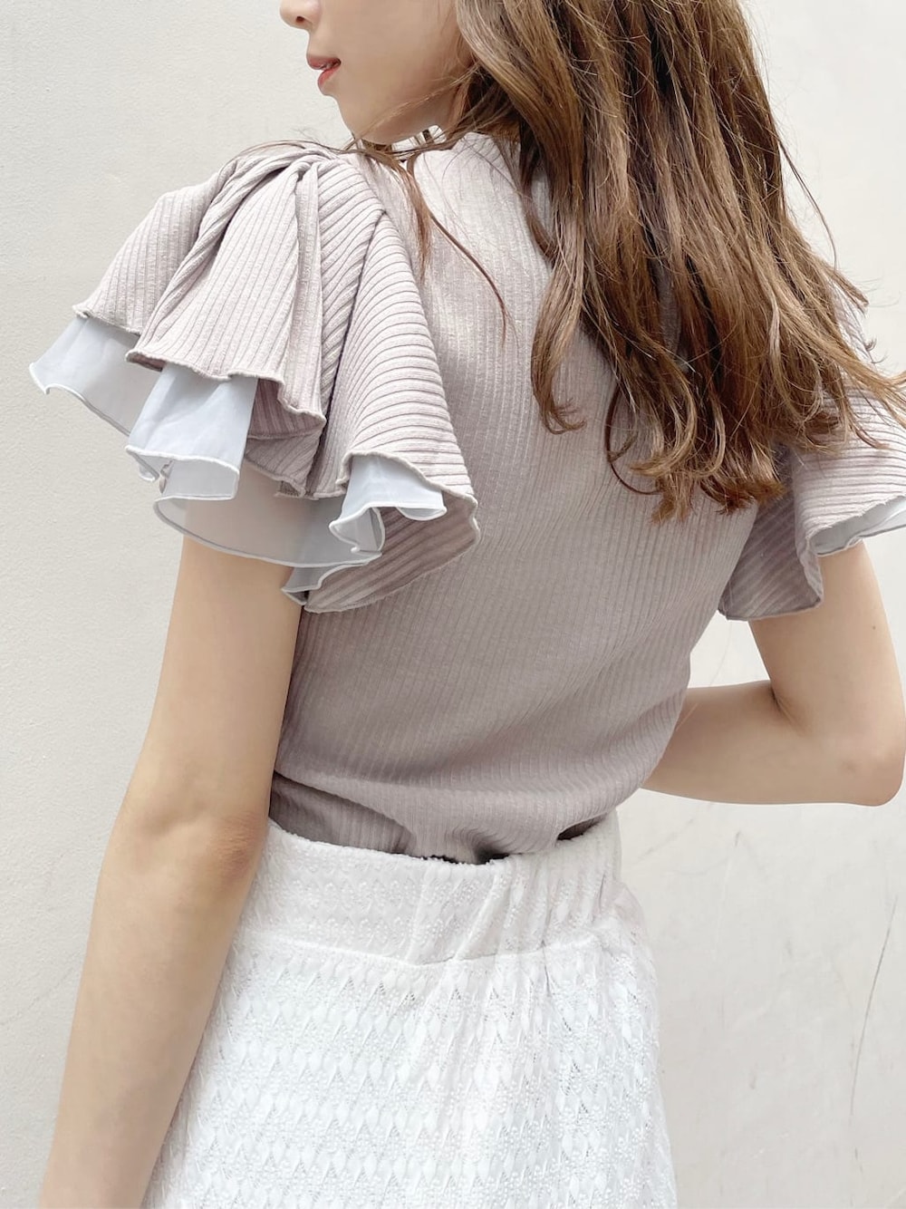 ホワイト系のスカート、その他のサンダル、グレー系のTシャツ/カットソーを着用したレディースの夏コーディネートの7枚目の写真