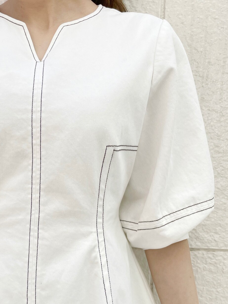 ホワイト系のスニーカー、ホワイト系のワンピースを着用したレディースの春コーディネートの7枚目の写真