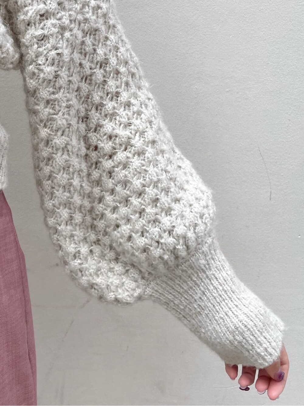 ホワイト系のワンピース、ピンク系のスカートを着用したレディースの秋コーディネートの7枚目の写真