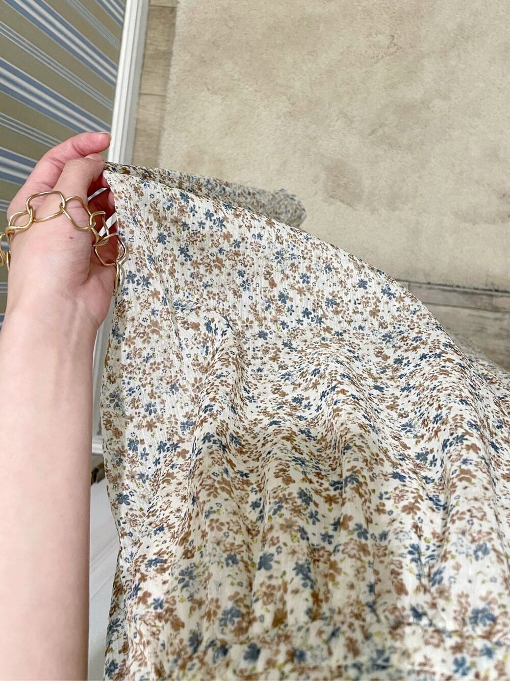 その他のワンピース、その他のサンダル、ホワイト系のイヤリングを着用したレディースの夏コーディネートの6枚目の写真