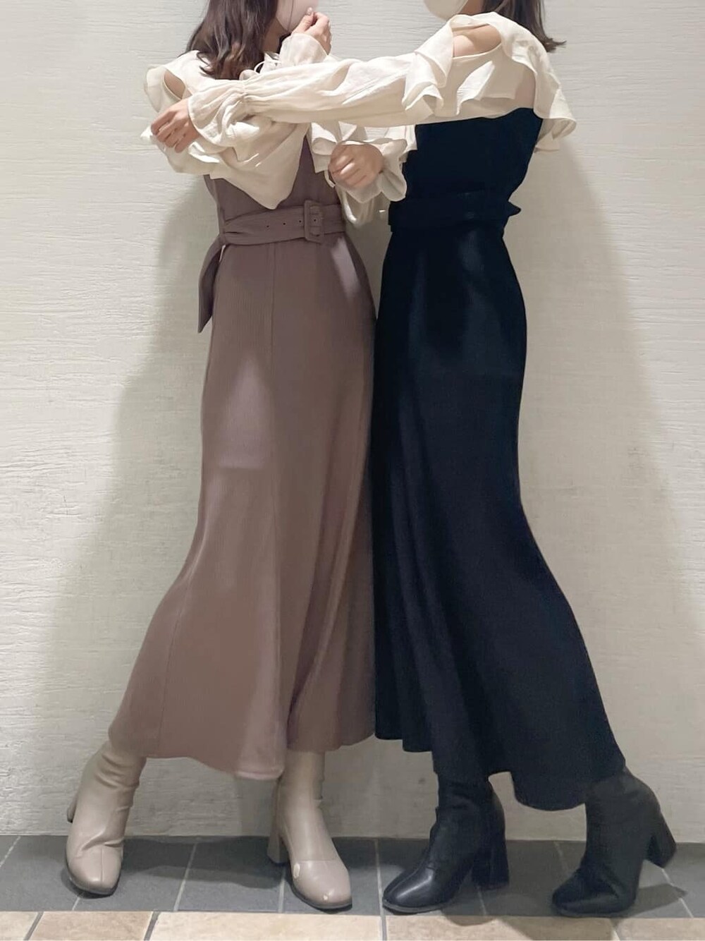 ベージュ系のブーツ、ブラック系のブーツ、ブラック系のワンピースを着用したレディースの秋コーディネートの3枚目の写真