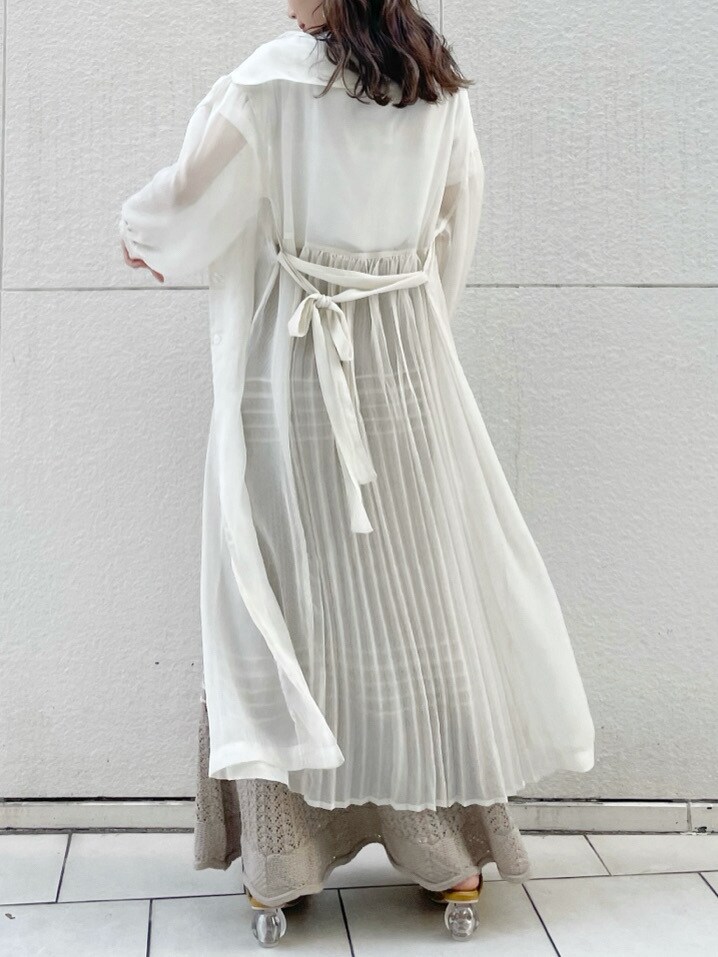 イエロー系のサンダル、ホワイト系のTシャツ/カットソー、ホワイト系のシャツ/ブラウスを着用したレディースの春コーディネートの4枚目の写真