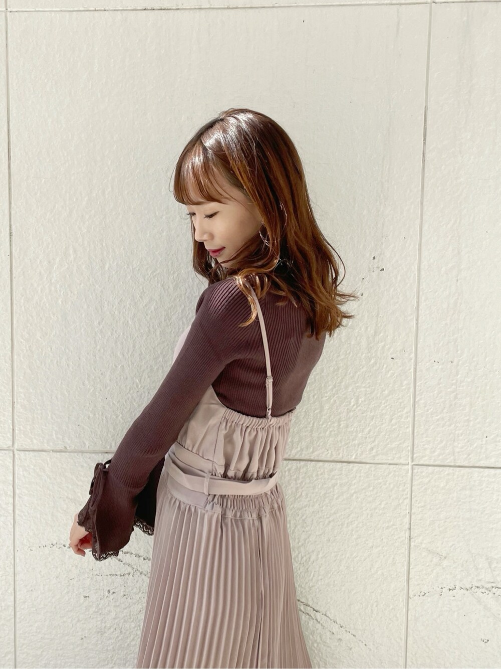 ホワイト系のブーツ、ブラウン系のニット/セーター、ブラウン系のニット/セーターを着用したレディースの冬コーディネートの5枚目の写真