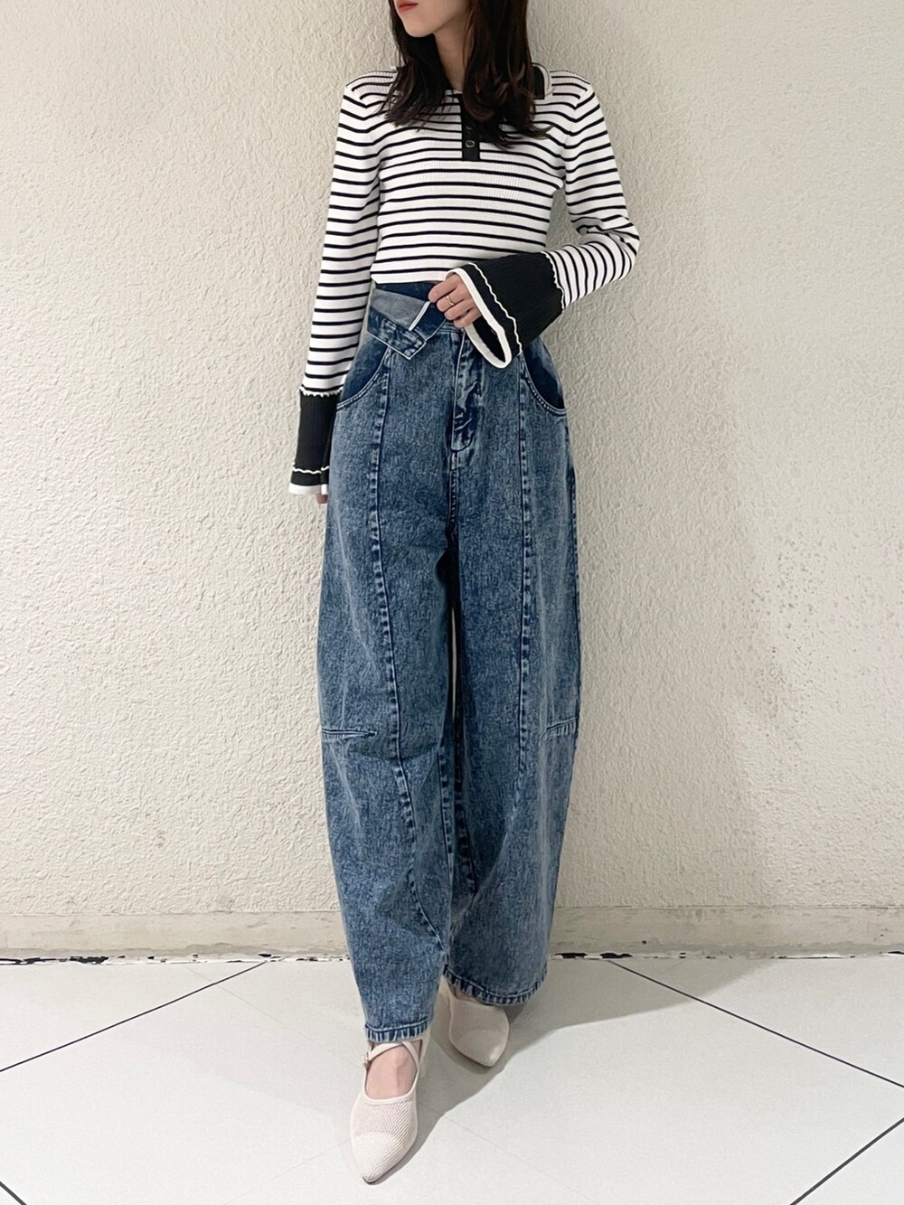 その他のデニムパンツ、その他のニット/セーター、ホワイト系のパンプスを着用したレディースの冬コーディネートの2枚目の写真