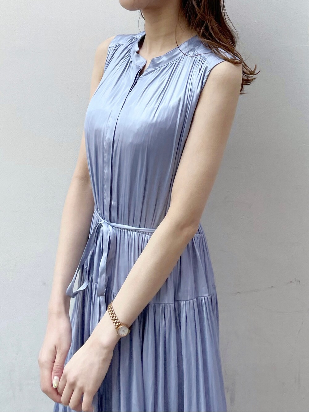 ブルー系のシャツ/ブラウス、ブルー系のワンピース、ホワイト系のパンプスを着用したレディースの春コーディネートの8枚目の写真