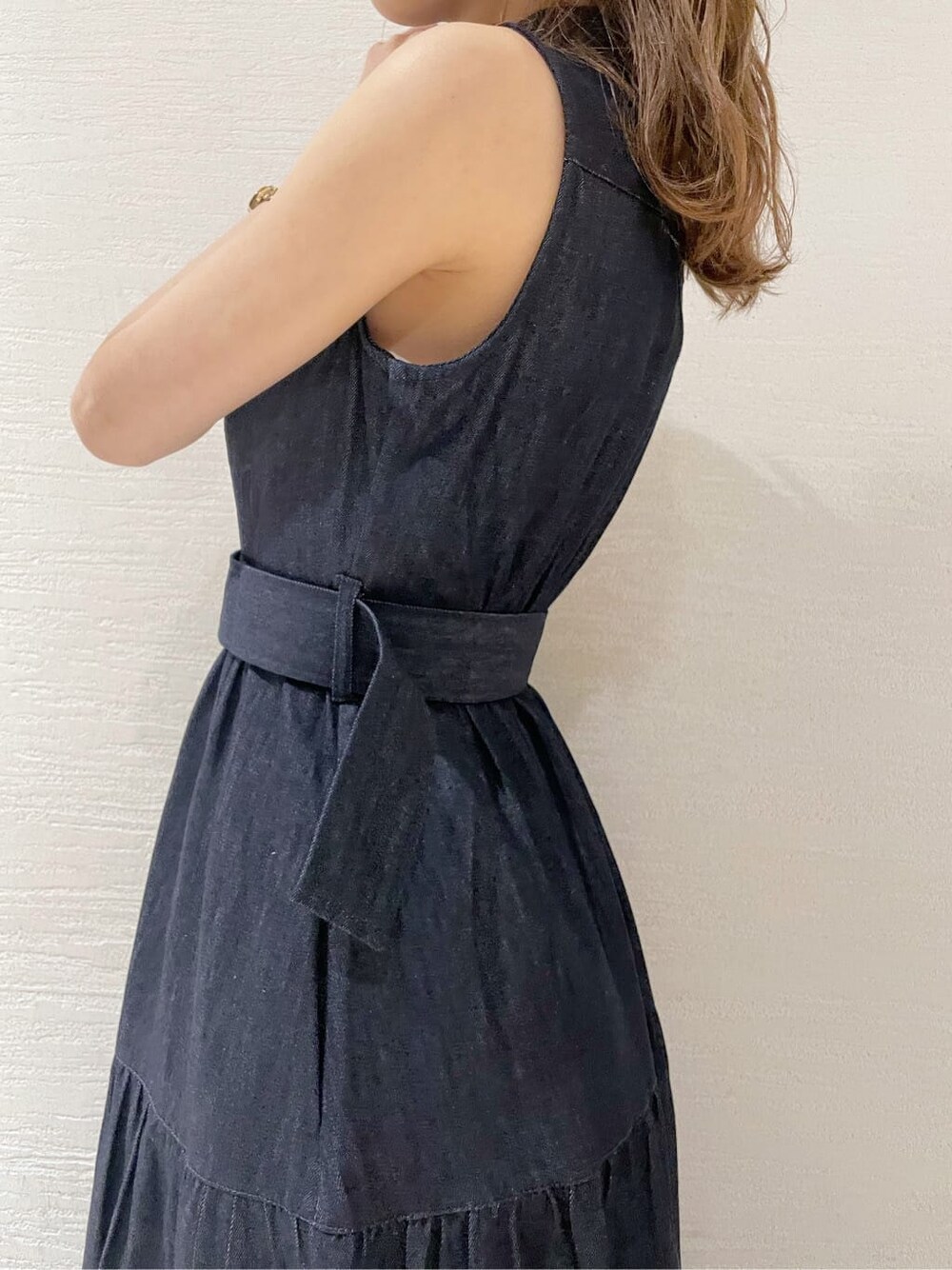 その他のサンダル、ブルー系のワンピースを着用したレディースの春コーディネートの5枚目の写真