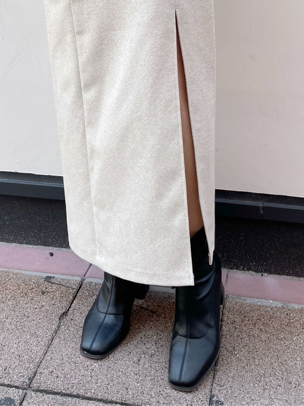 ブラック系のブーツ、ホワイト系のスカート、パープル系のシャツ/ブラウスを着用したレディースの秋コーディネートの10枚目の写真