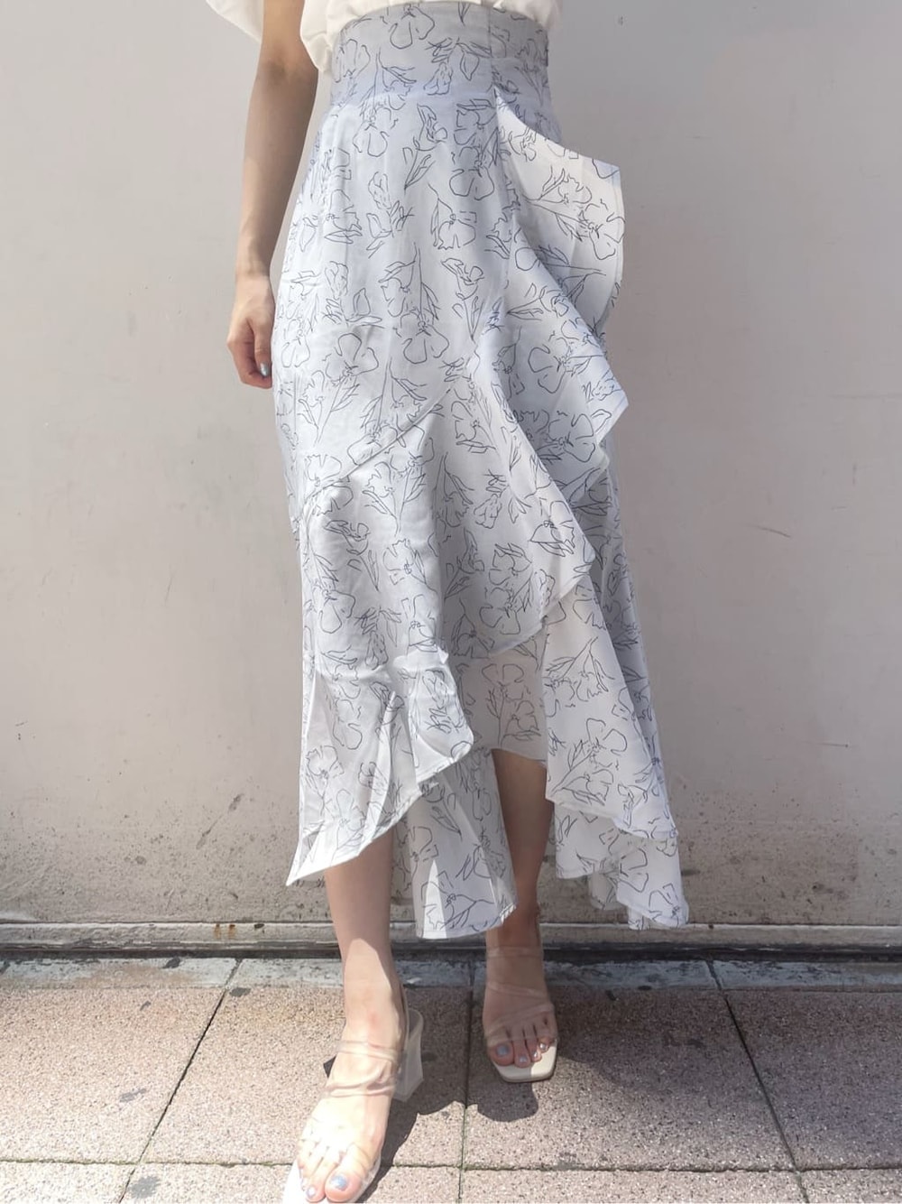 パープル系のサンダル、グレー系のスカート、ホワイト系のTシャツ/カットソーを着用したレディースの夏コーディネートの8枚目の写真