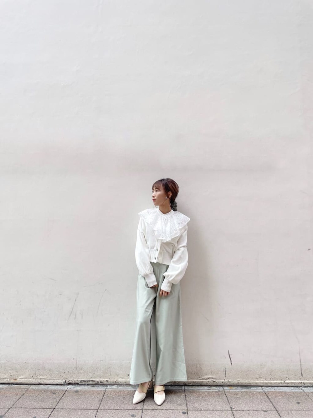 グリーン系のその他パンツ、ホワイト系のシャツ/ブラウス、ホワイト系のカーディガン/ボレロを着用したレディースの冬コーディネートの3枚目の写真