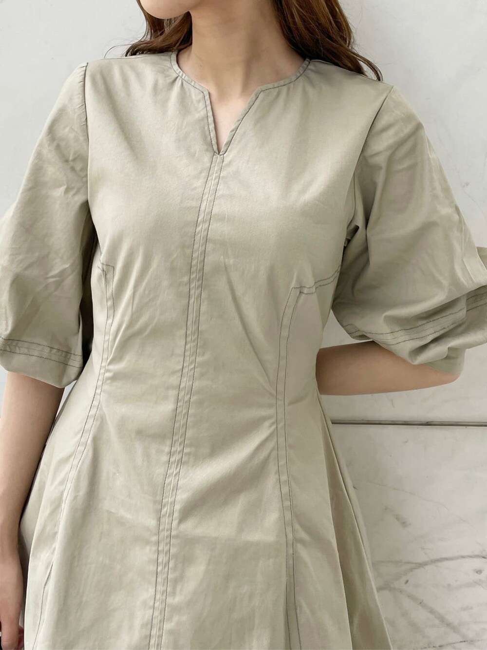 ブラック系のサンダル、ブラック系のハンドバッグ、ベージュ系のワンピースを着用したレディースの夏コーディネートの5枚目の写真