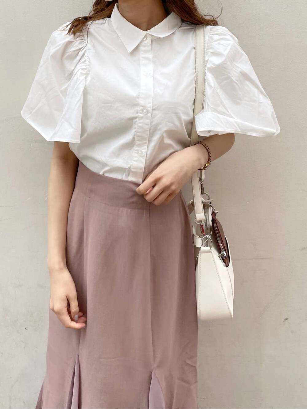 その他のサンダル、ホワイト系のシャツ/ブラウス、ホワイト系のハンドバッグを着用したレディースの春コーディネートの5枚目の写真