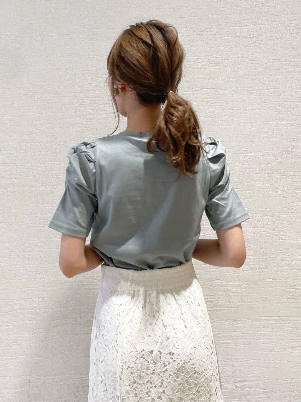 パープル系のサンダル、ホワイト系のスカート、グリーン系のTシャツ/カットソーを着用したレディースの春コーディネートの5枚目の写真