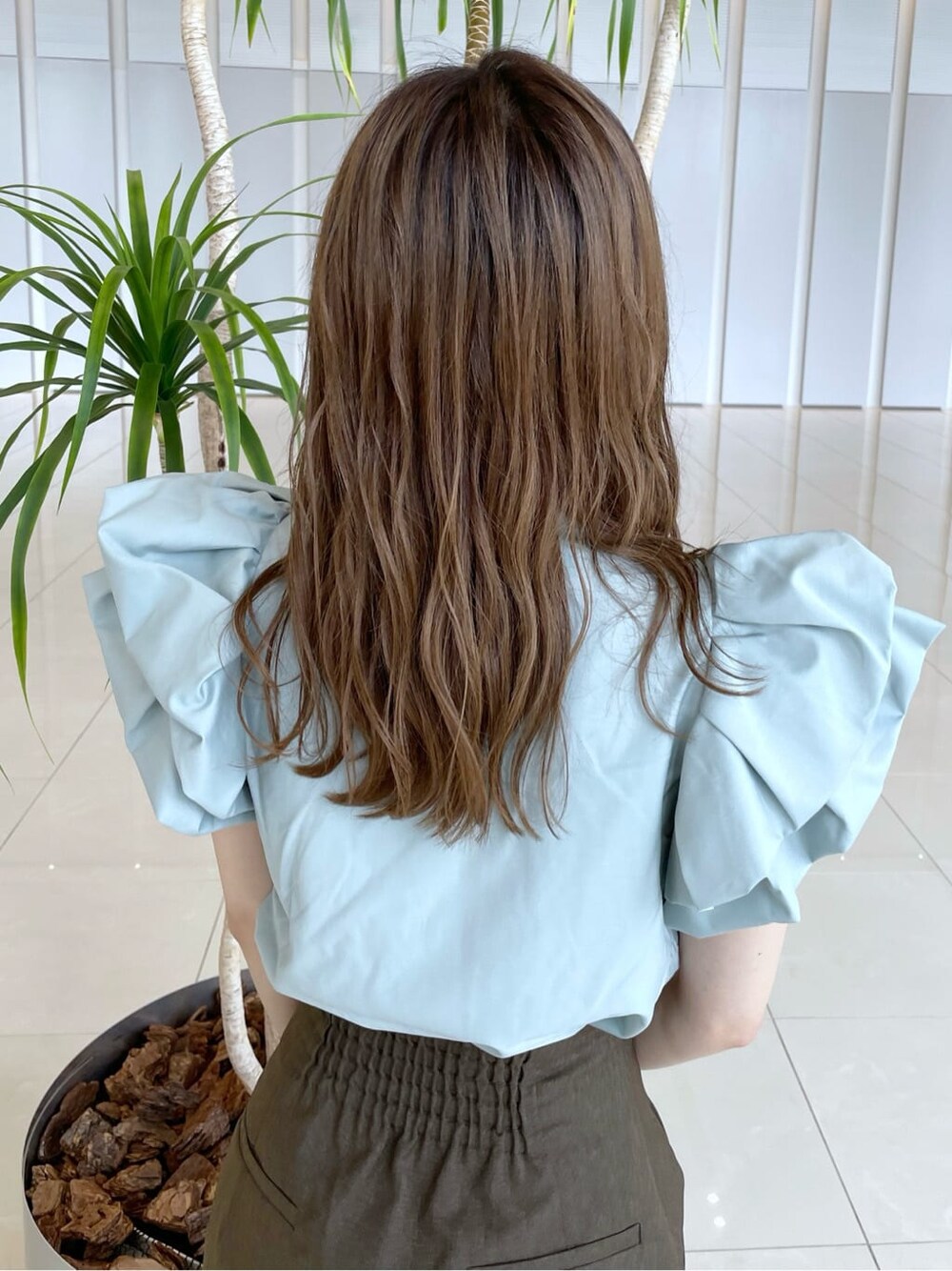 グリーン系のシャツ/ブラウス、ブラウン系のテーラードジャケット、ブラウン系のスカートを着用したレディースの秋コーディネートの10枚目の写真