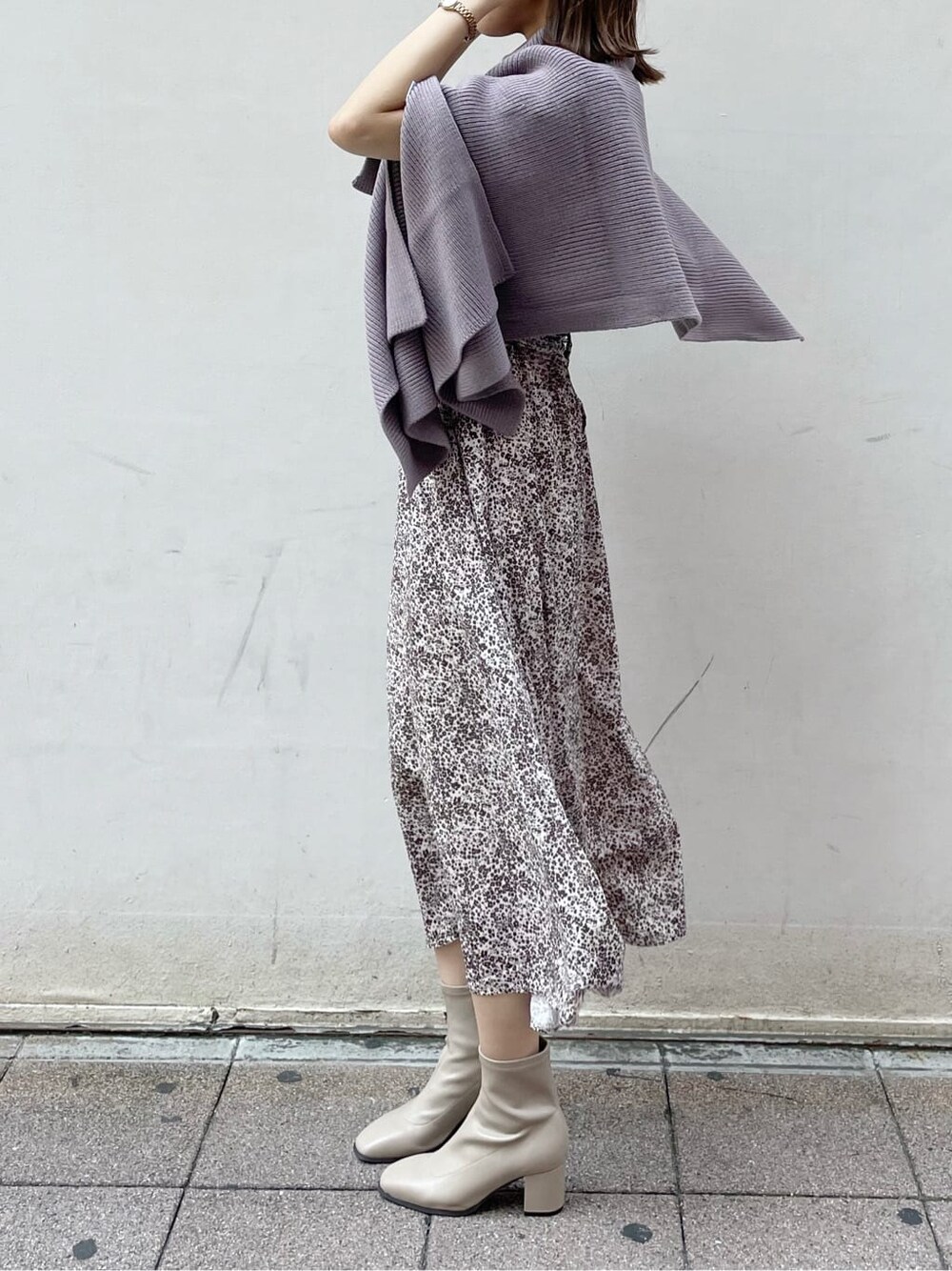 ブラウン系のワンピース、ベージュ系のブーツ、パープル系のニット/セーターを着用したレディースの秋コーディネートの2枚目の写真