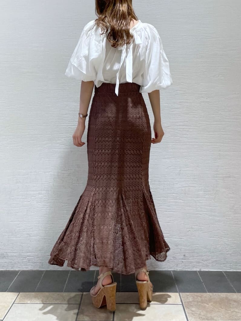 ブラウン系のスカート、ブラウン系のスカート、ホワイト系のシャツ/ブラウスを着用したレディースの夏コーディネートの4枚目の写真