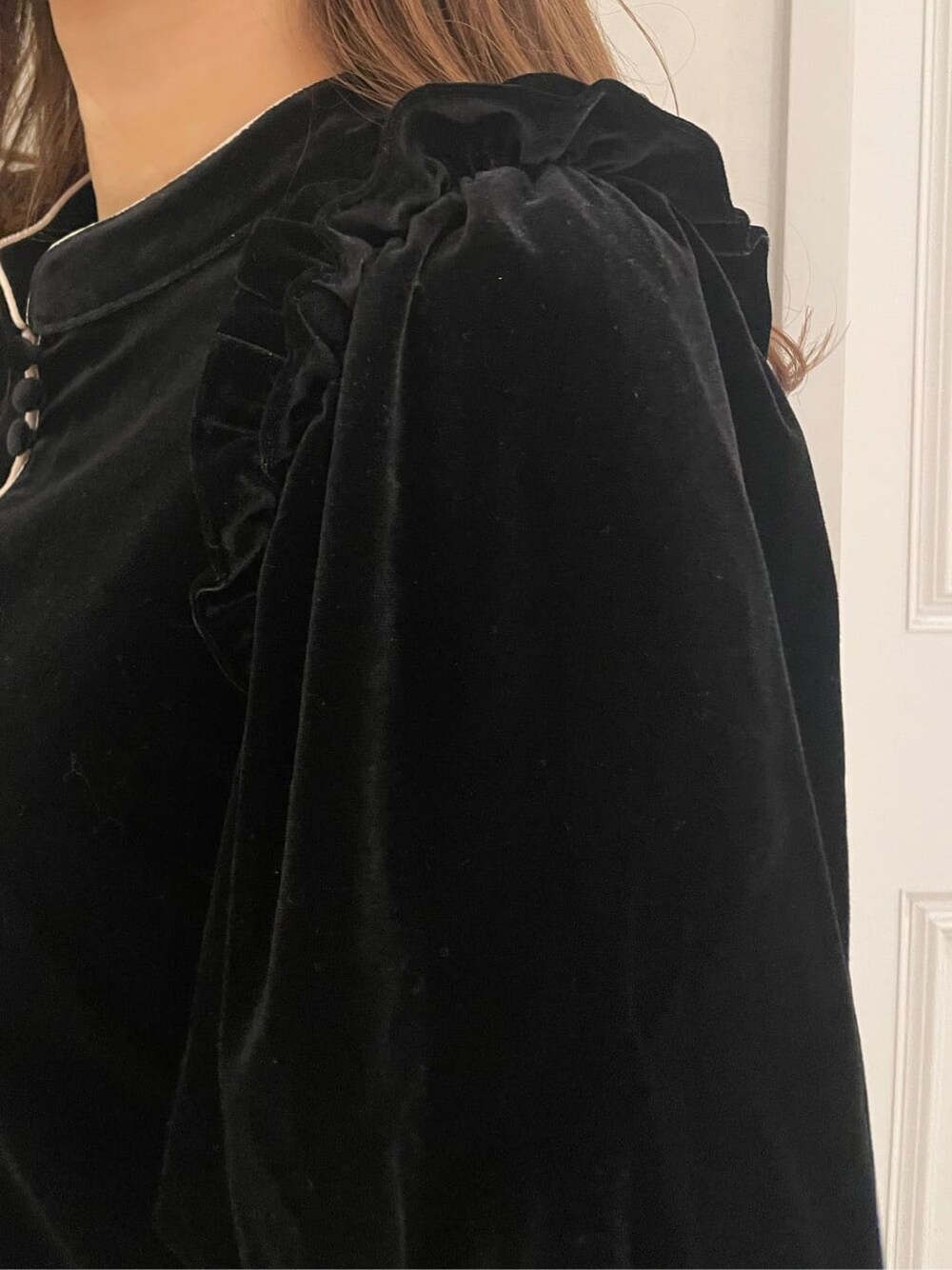 ブラウン系のスカート、ブラック系のブーツ、ブラック系のTシャツ/カットソーを着用したレディースの夏コーディネートの6枚目の写真