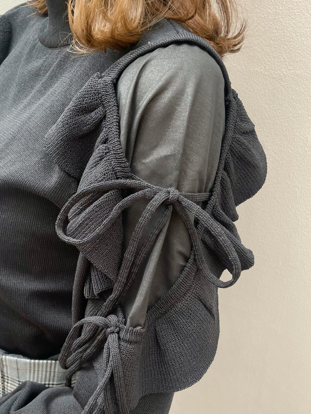 ブラック系のブーツ、ブラック系のニット/セーター、その他のスカートを着用したレディースの冬コーディネートの10枚目の写真