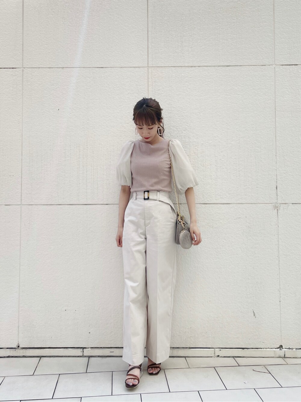 ベージュ系のショルダーバッグ、ホワイト系のその他パンツ、ブラウン系のサンダルを着用したレディースの春コーディネートの10枚目の写真