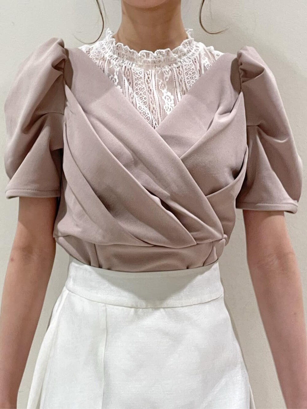 パープル系のサンダル、ベージュ系のスカート、ピンク系のTシャツ/カットソーを着用したレディースの春コーディネートの4枚目の写真