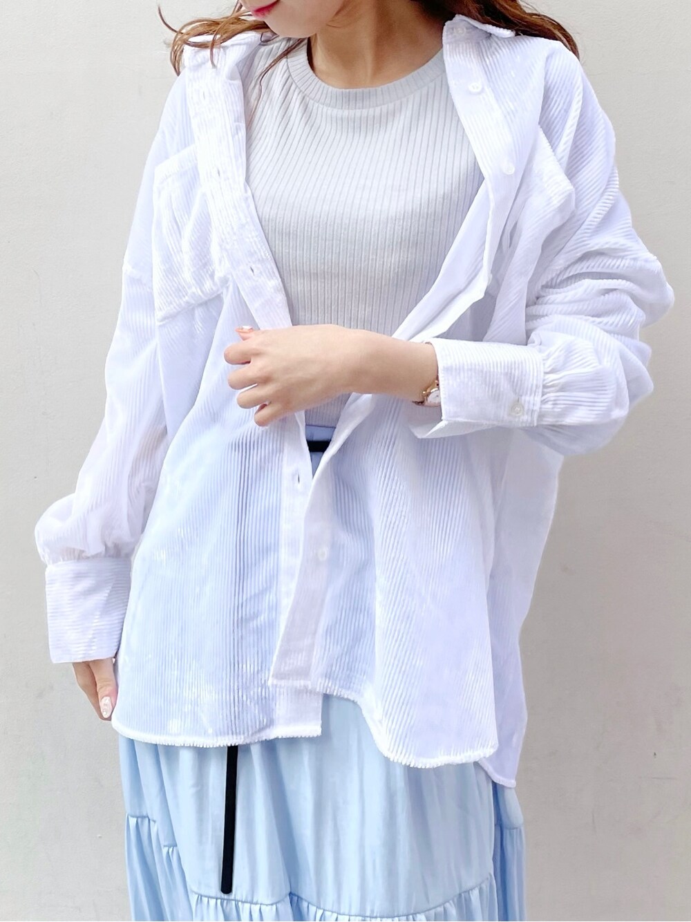 ホワイト系のシャツ/ブラウス、ブルー系のワンピース、ブラック系のパンプスを着用したレディースの冬コーディネートの6枚目の写真