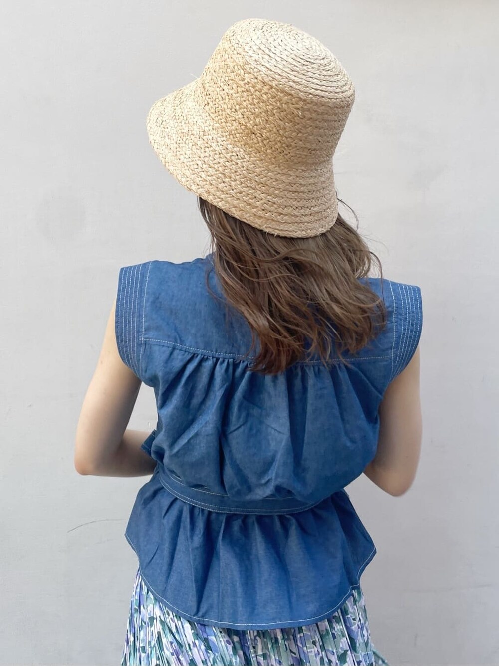 ブルー系のスカート、ベージュ系のサンダル、ブルー系のシャツ/ブラウスを着用したレディースの夏コーディネートの6枚目の写真