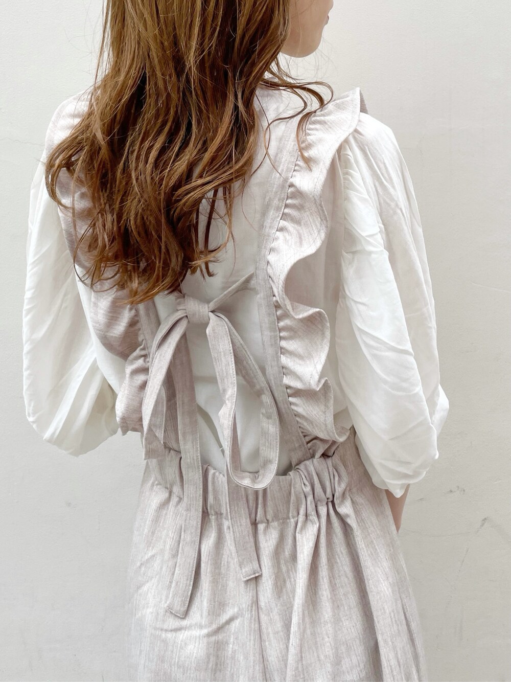 ブラウン系のサロペット/オーバーオール、ホワイト系のシャツ/ブラウス、グリーン系のショルダーバッグを着用したレディースの夏コーディネートの7枚目の写真