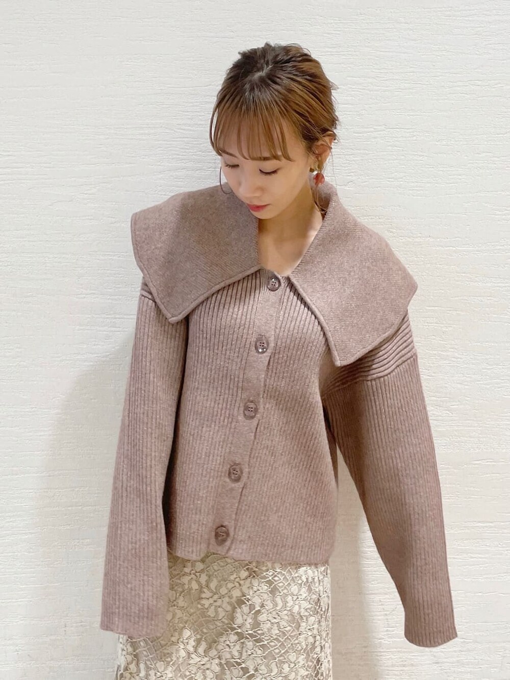 ベージュ系のスカート、ブラック系のブーツ、ベージュ系のニット/セーターを着用したレディースの秋コーディネートの4枚目の写真