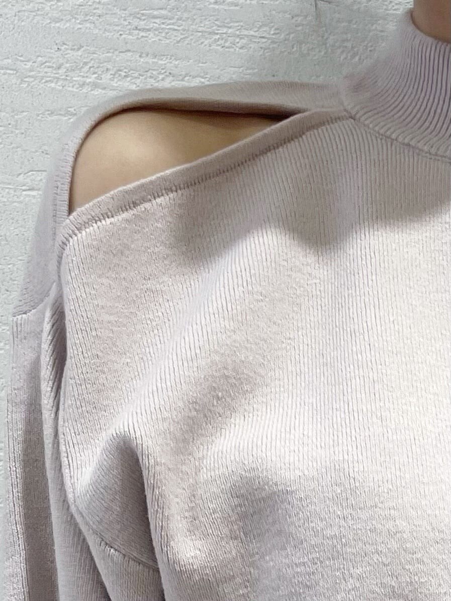 ベージュ系のニット/セーター、ブルー系のハンドバッグ、ベージュ系のブーツを着用したレディースの冬コーディネートの9枚目の写真